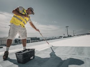 De la peinture blanche réflective thermique est appliquée sur le toit des satellites.